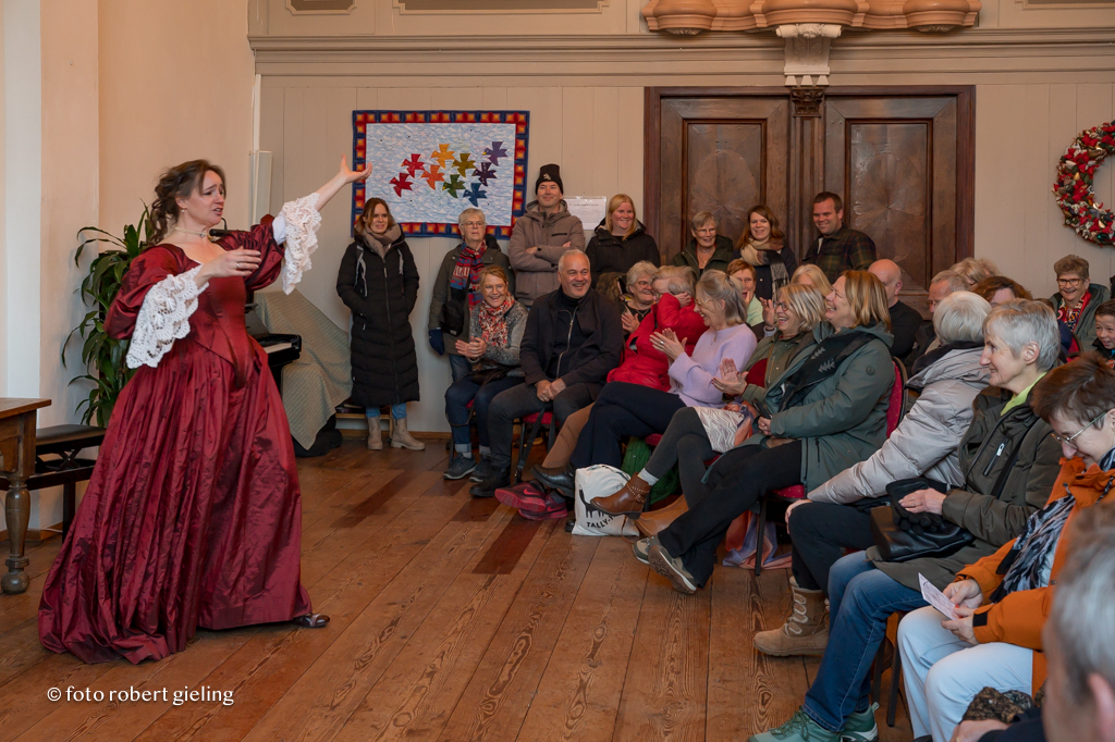 Jantine van den Bosch in historische kleding tijdens een  vertelling