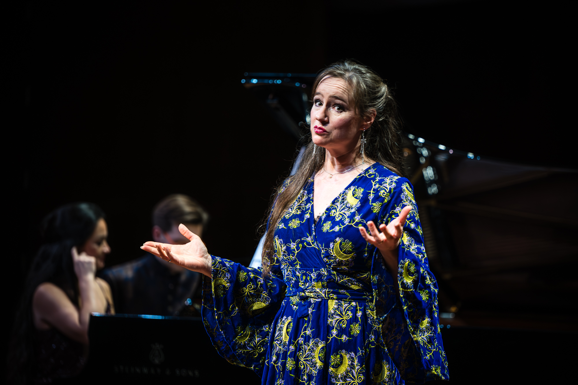 Jantine van den Bosch vertelt verhalen in het theater met muzikanten